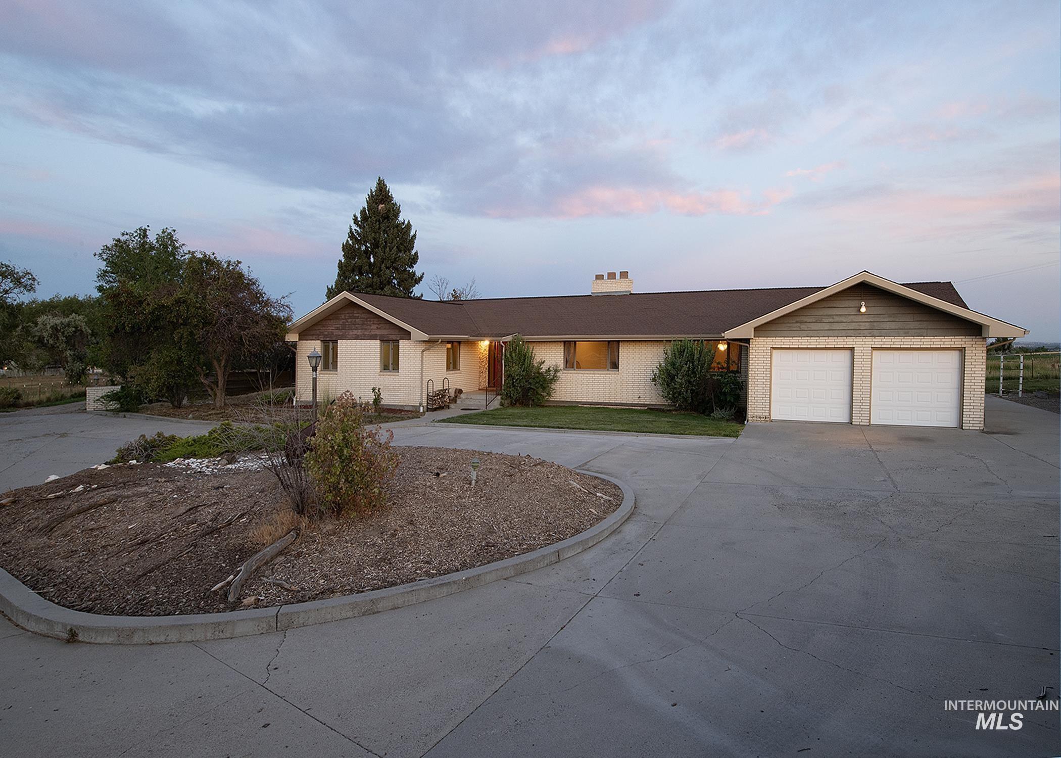 4371 N Grandview Lane B, Ontario, Oregon 97914, 3 Bedrooms, 2.5 Bathrooms, Farm & Ranch For Sale, Price $639,000,MLS 98975027