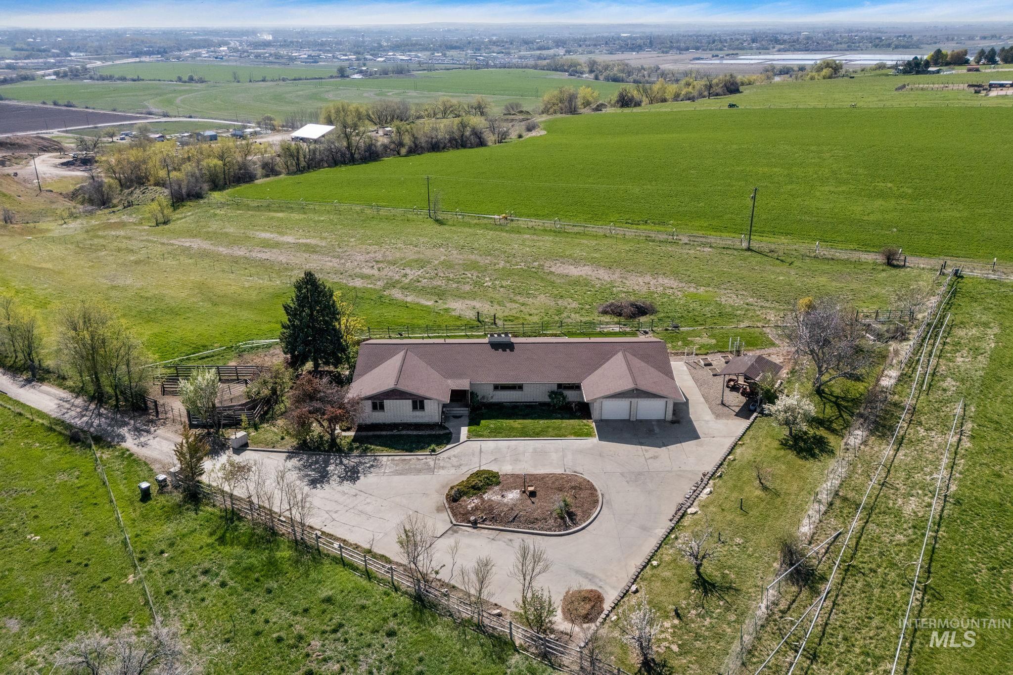 4371 N Grandview Lane B, Ontario, Oregon 97914, 3 Bedrooms, 2.5 Bathrooms, Farm & Ranch For Sale, Price $639,000,MLS 98975027