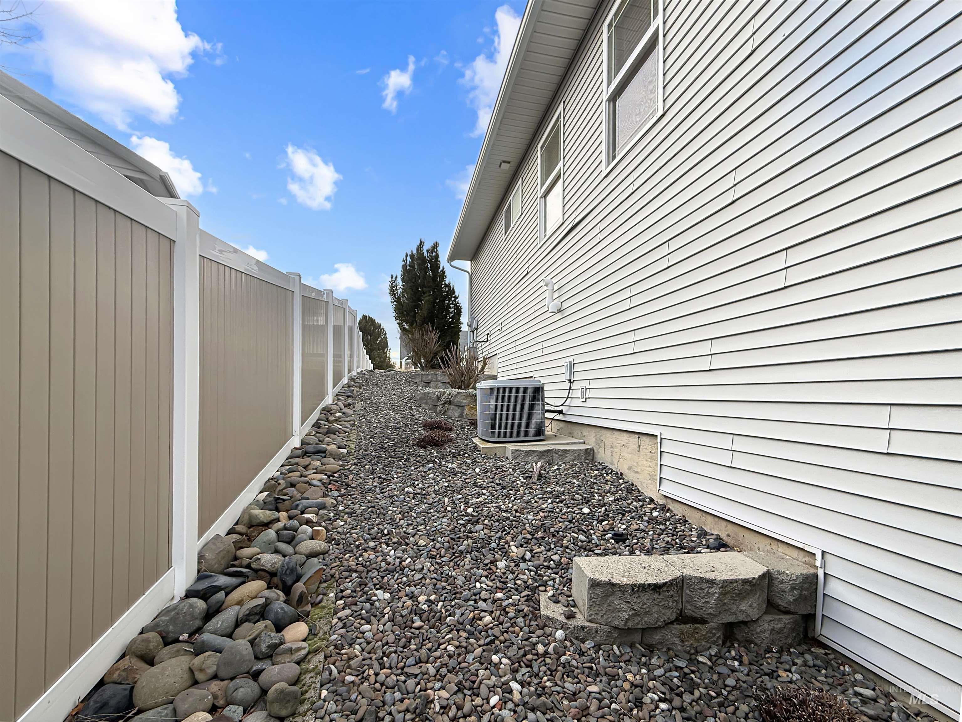 420 Summit, Moscow, Idaho 83843, 4 Bedrooms, 3.5 Bathrooms, Residential For Sale, Price $709,000,MLS 98975035