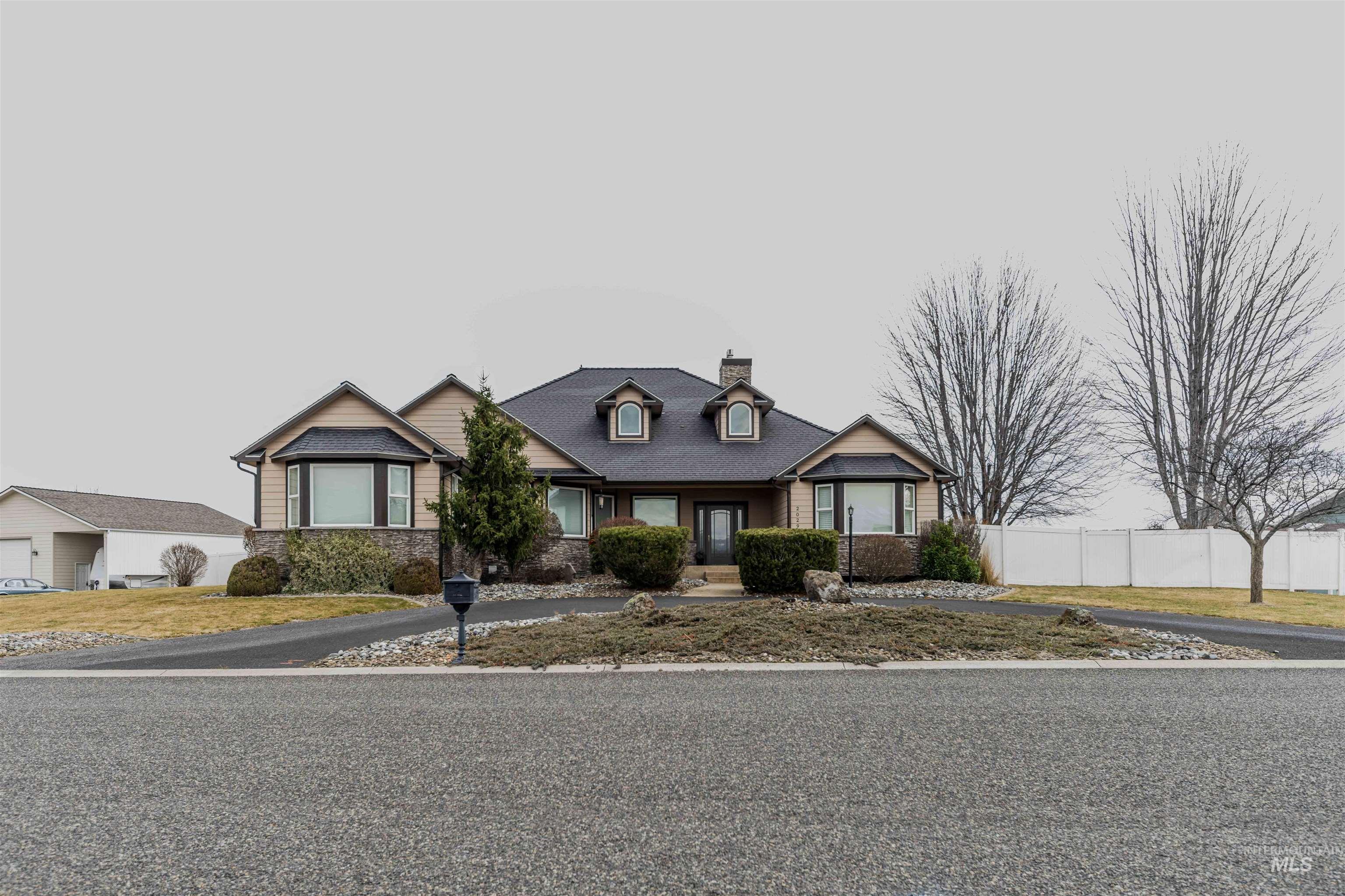 2029 Marilyn Way, Clarkston, Washington 99403, 4 Bedrooms, 3 Bathrooms, Residential For Sale, Price $675,000,MLS 98975045