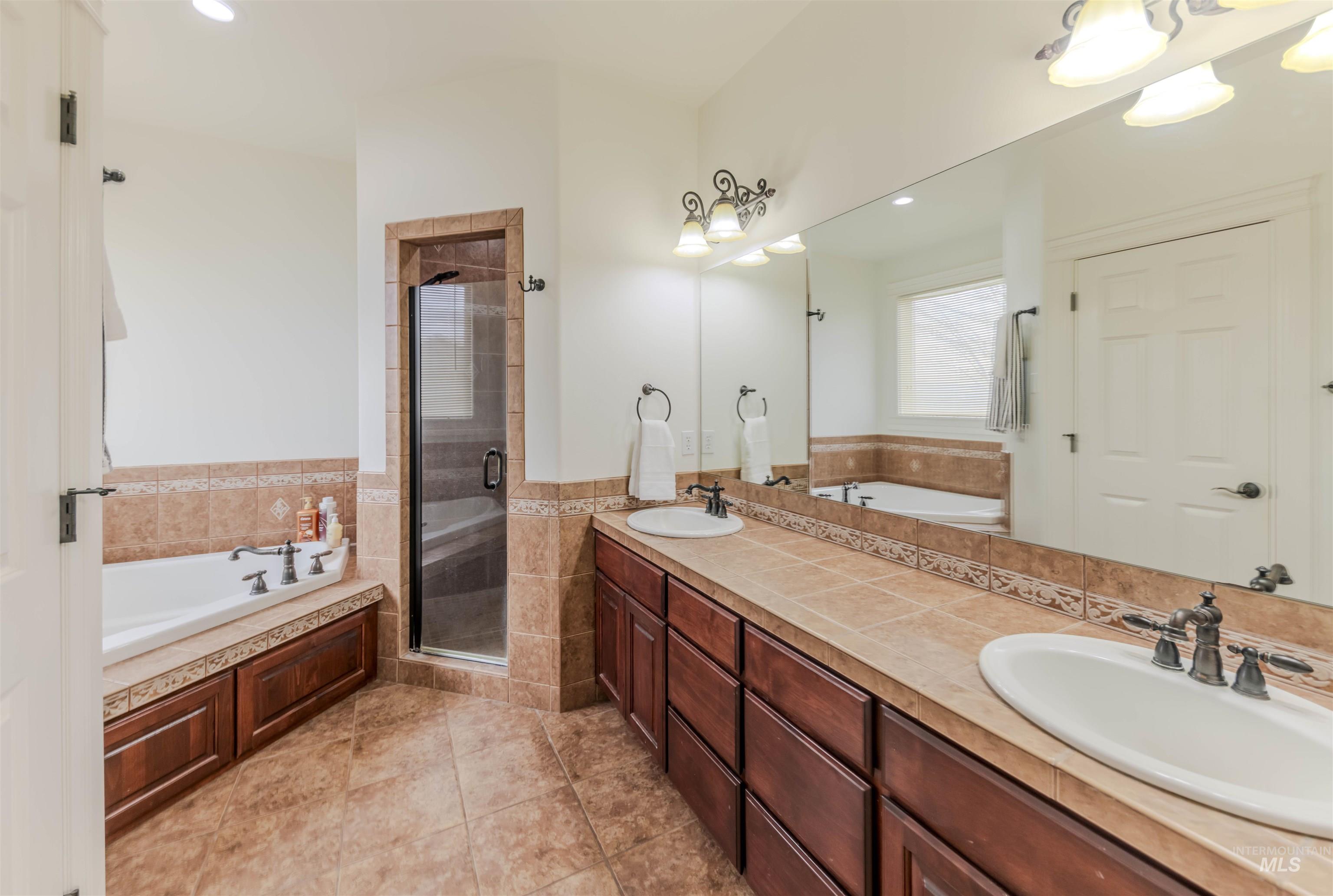 2029 Marilyn Way, Clarkston, Washington 99403, 4 Bedrooms, 3 Bathrooms, Residential For Sale, Price $675,000,MLS 98975045