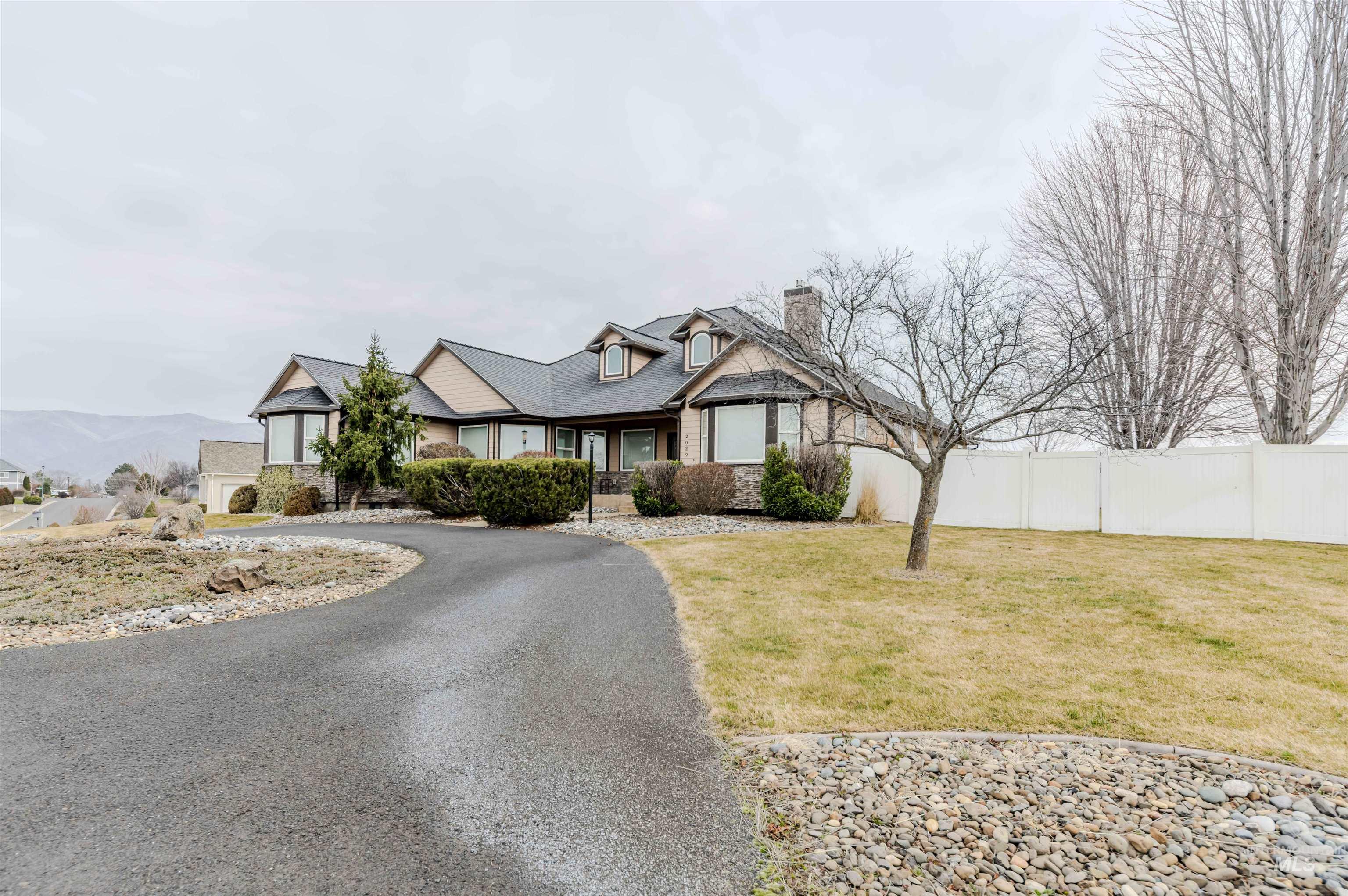 2029 Marilyn Way, Clarkston, Washington 99403, 4 Bedrooms, 3 Bathrooms, Residential For Sale, Price $675,000,MLS 98975045