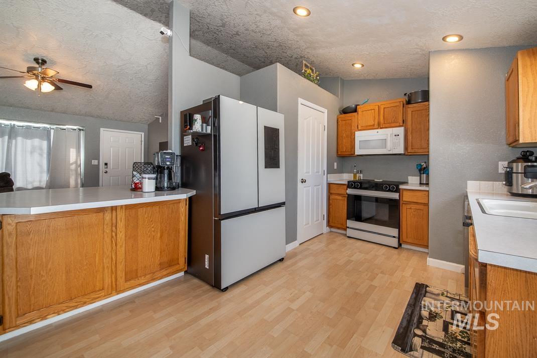 1770 E Oakcrest, Meridian, Idaho 83642, 4 Bedrooms, 2 Bathrooms, Residential For Sale, Price $380,000,MLS 98975054