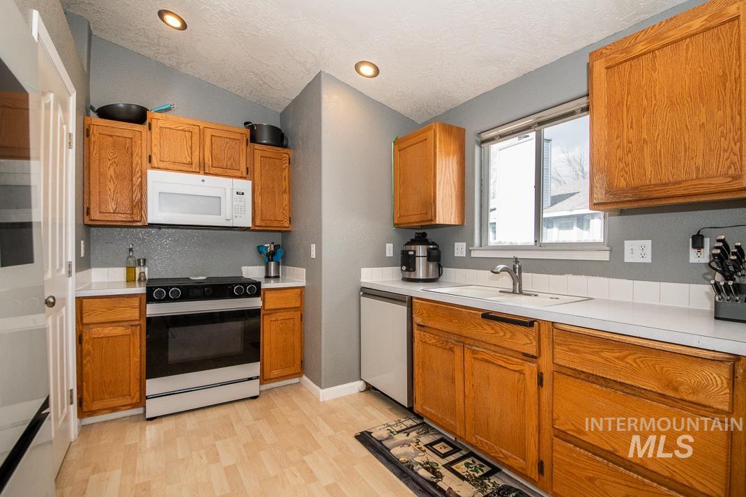 1770 E Oakcrest, Meridian, Idaho 83642, 4 Bedrooms, 2 Bathrooms, Residential For Sale, Price $380,000,MLS 98975054