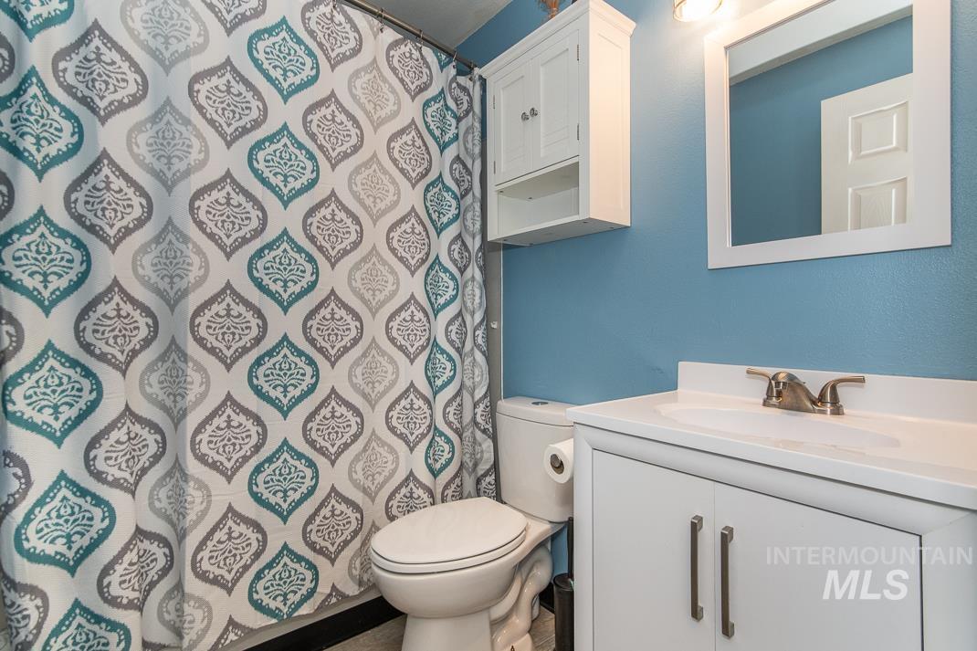 1770 E Oakcrest, Meridian, Idaho 83642, 4 Bedrooms, 2 Bathrooms, Residential For Sale, Price $380,000,MLS 98975054