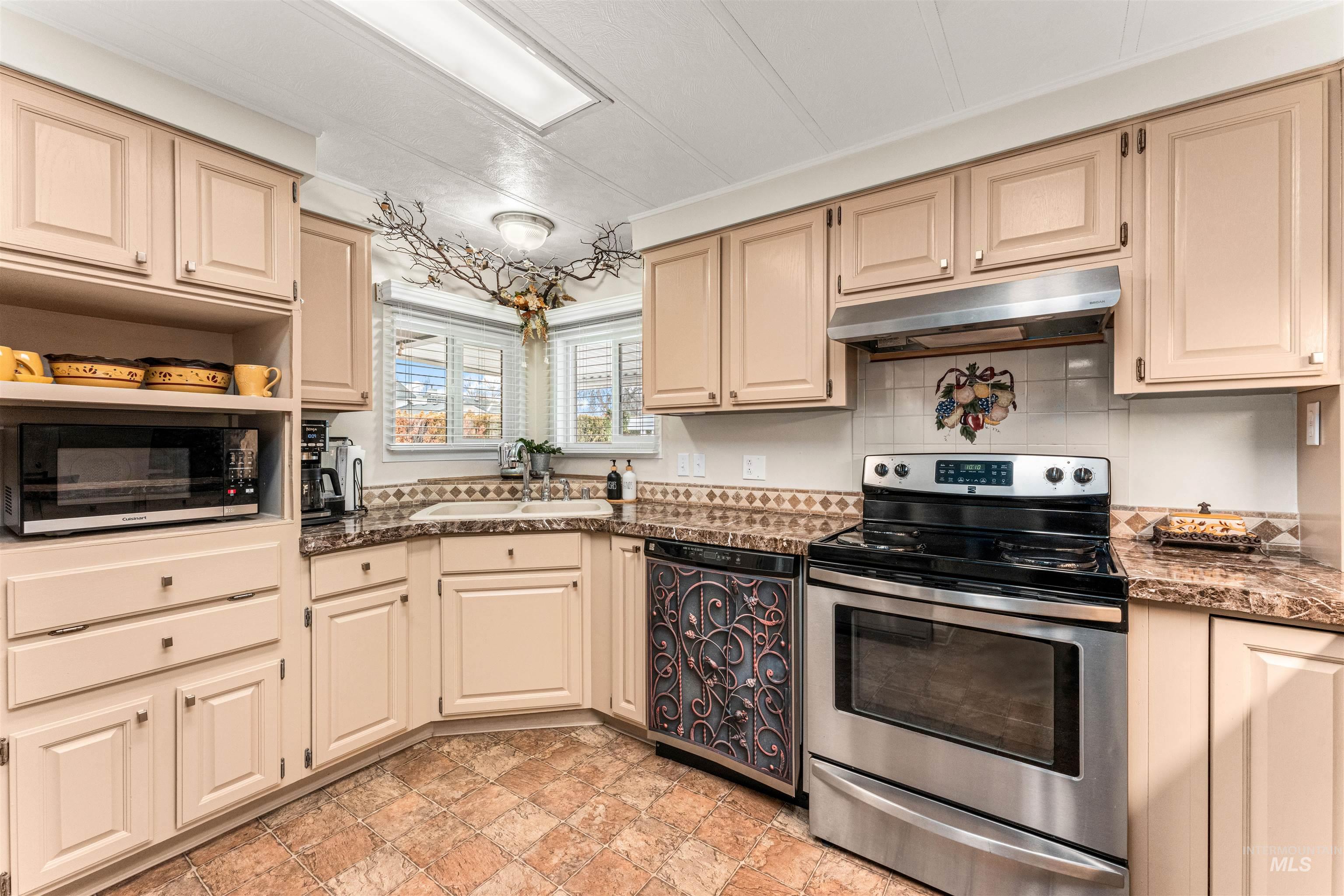 9390 W USTICK, Boise, Idaho 83704, 2 Bedrooms, 2 Bathrooms, Residential For Sale, Price $237,900,MLS 98975070