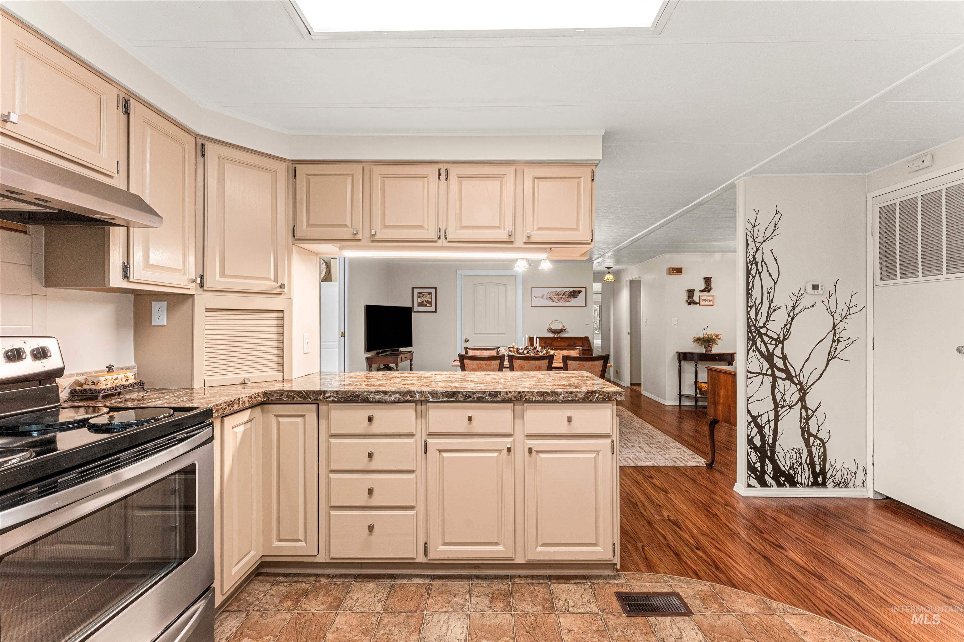 9390 W USTICK, Boise, Idaho 83704, 2 Bedrooms, 2 Bathrooms, Residential For Sale, Price $237,900,MLS 98975070