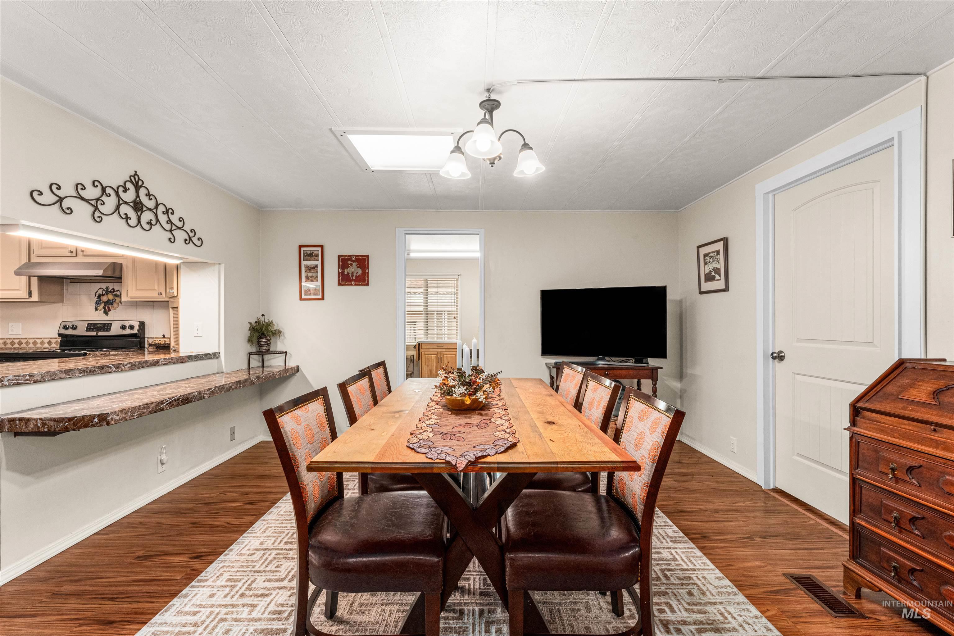 9390 W USTICK, Boise, Idaho 83704, 2 Bedrooms, 2 Bathrooms, Residential For Sale, Price $237,900,MLS 98975070