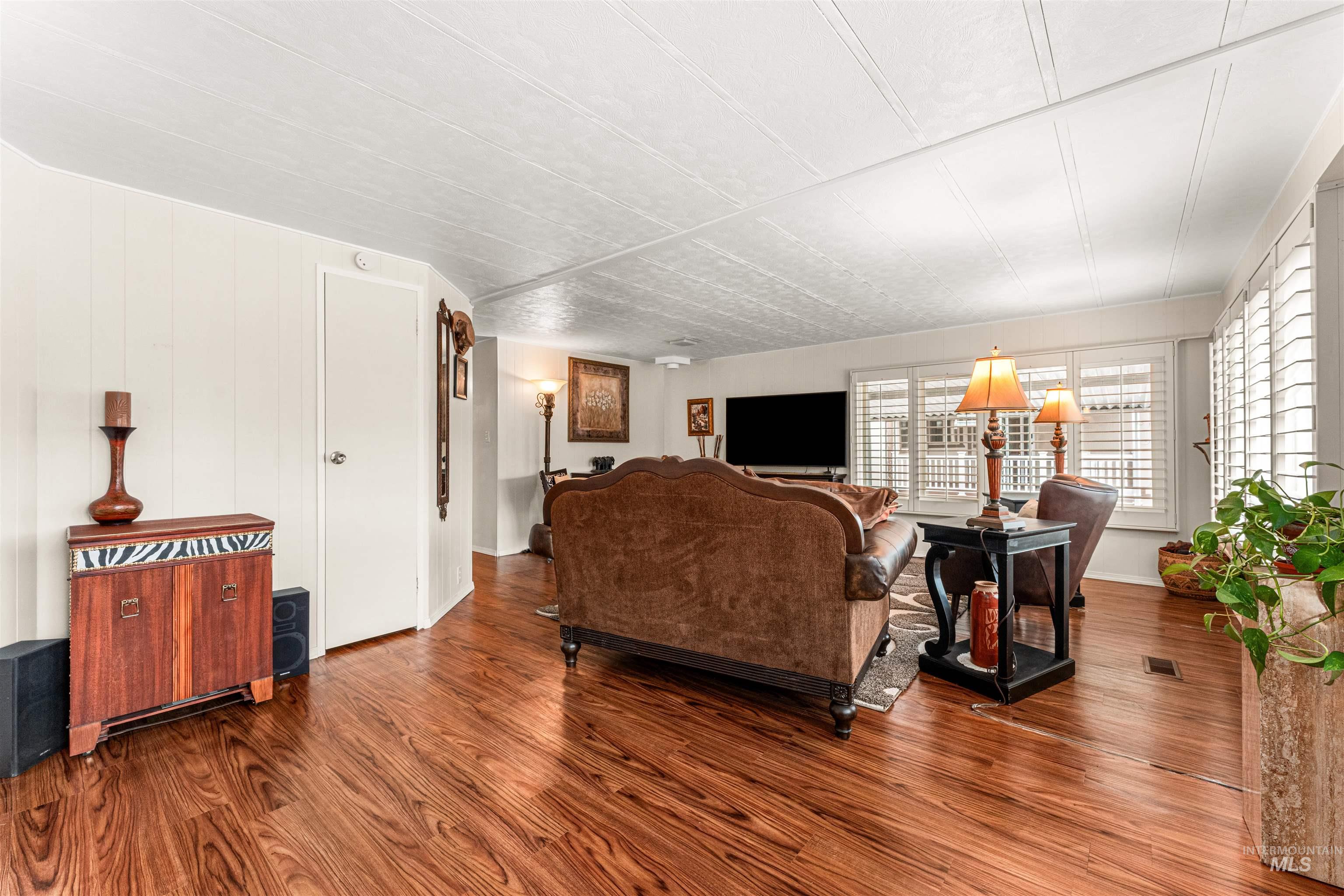 9390 W USTICK, Boise, Idaho 83704, 2 Bedrooms, 2 Bathrooms, Residential For Sale, Price $237,900,MLS 98975070