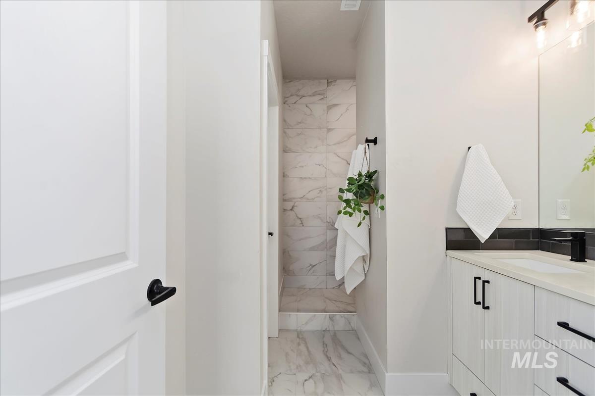 2813 Warlander, Meridian, Idaho 83642, 5 Bedrooms, 2.5 Bathrooms, Residential For Sale, Price $664,900,MLS 98975088