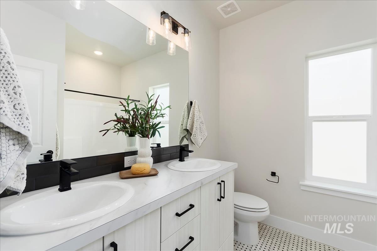 2813 Warlander, Meridian, Idaho 83642, 5 Bedrooms, 2.5 Bathrooms, Residential For Sale, Price $664,900,MLS 98975088