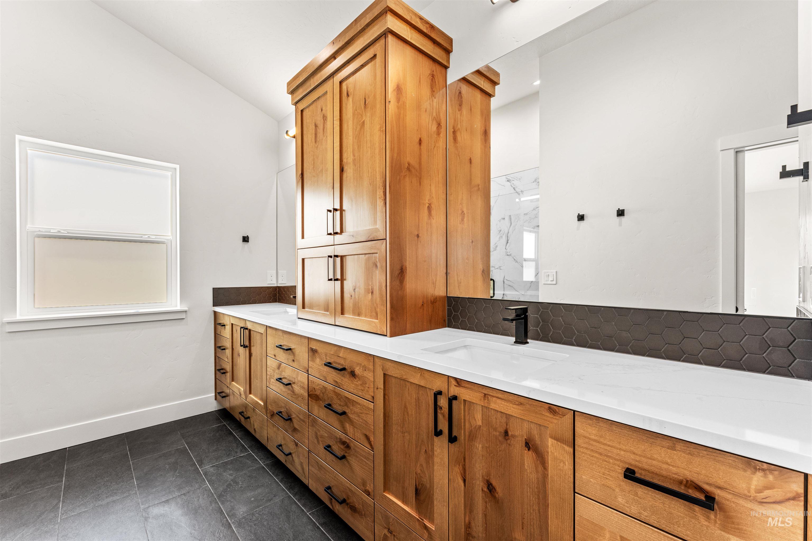 2710 W Gidran, Meridian, Idaho 83642, 3 Bedrooms, 2.5 Bathrooms, Residential For Sale, Price $599,900,MLS 98975096