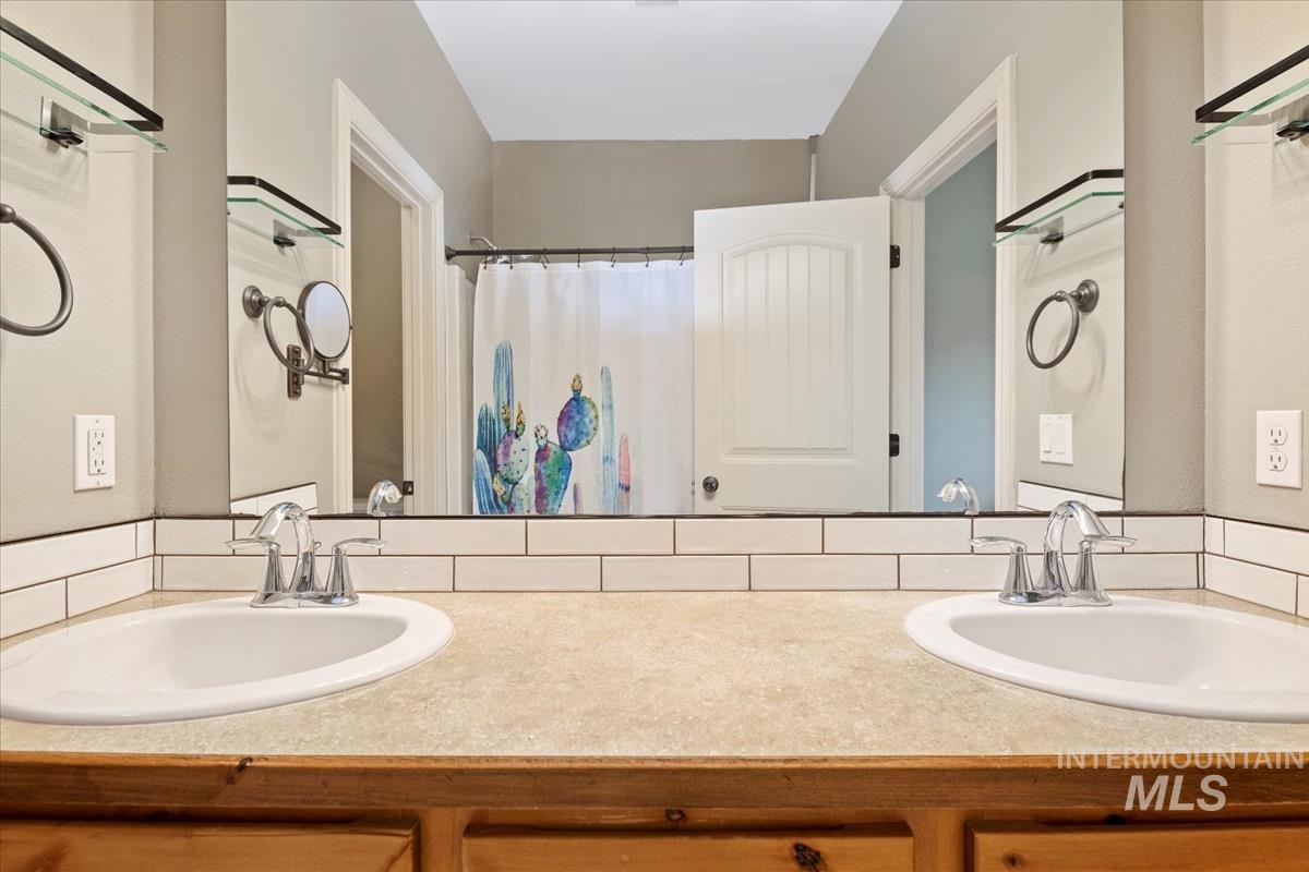 2138 Bishop Ave, Fruitland, Idaho 83619, 3 Bedrooms, 2 Bathrooms, Residential For Sale, Price $375,000,MLS 98975129