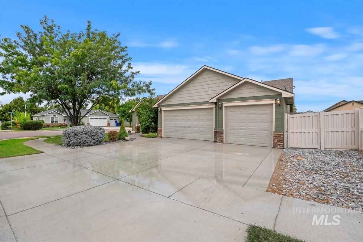 2138 Bishop Ave, Fruitland, Idaho 83619, 3 Bedrooms, 2 Bathrooms, Residential For Sale, Price $375,000,MLS 98975129