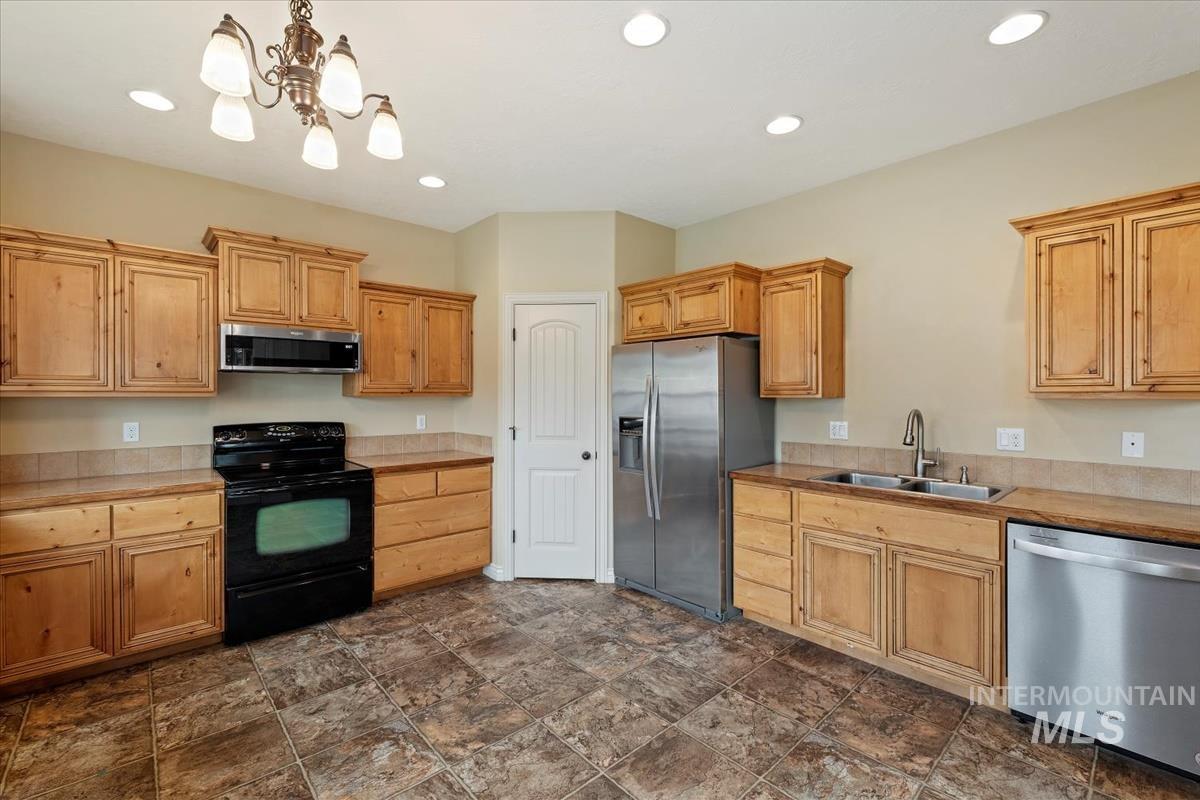 2138 Bishop Ave, Fruitland, Idaho 83619, 3 Bedrooms, 2 Bathrooms, Residential For Sale, Price $375,000,MLS 98975129