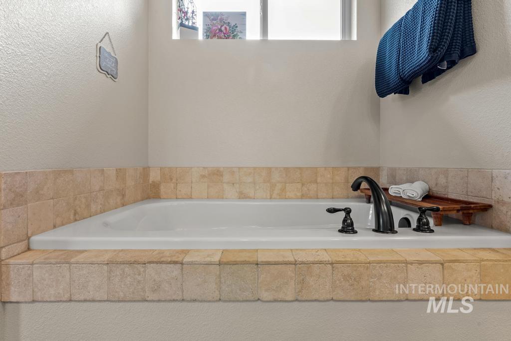 8433 E Rathdrum Dr, Nampa, Idaho 83687, 4 Bedrooms, 2.5 Bathrooms, Residential For Sale, Price $569,900,MLS 98975141