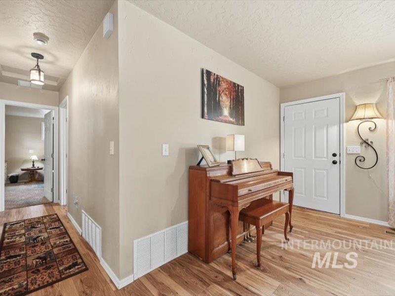 424 Lindenwood, Nampa, Idaho 83686, 2 Bedrooms, 2 Bathrooms, Residential For Sale, Price $444,900,MLS 98975154