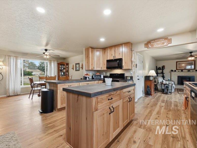 424 Lindenwood, Nampa, Idaho 83686, 2 Bedrooms, 2 Bathrooms, Residential For Sale, Price $444,900,MLS 98975154