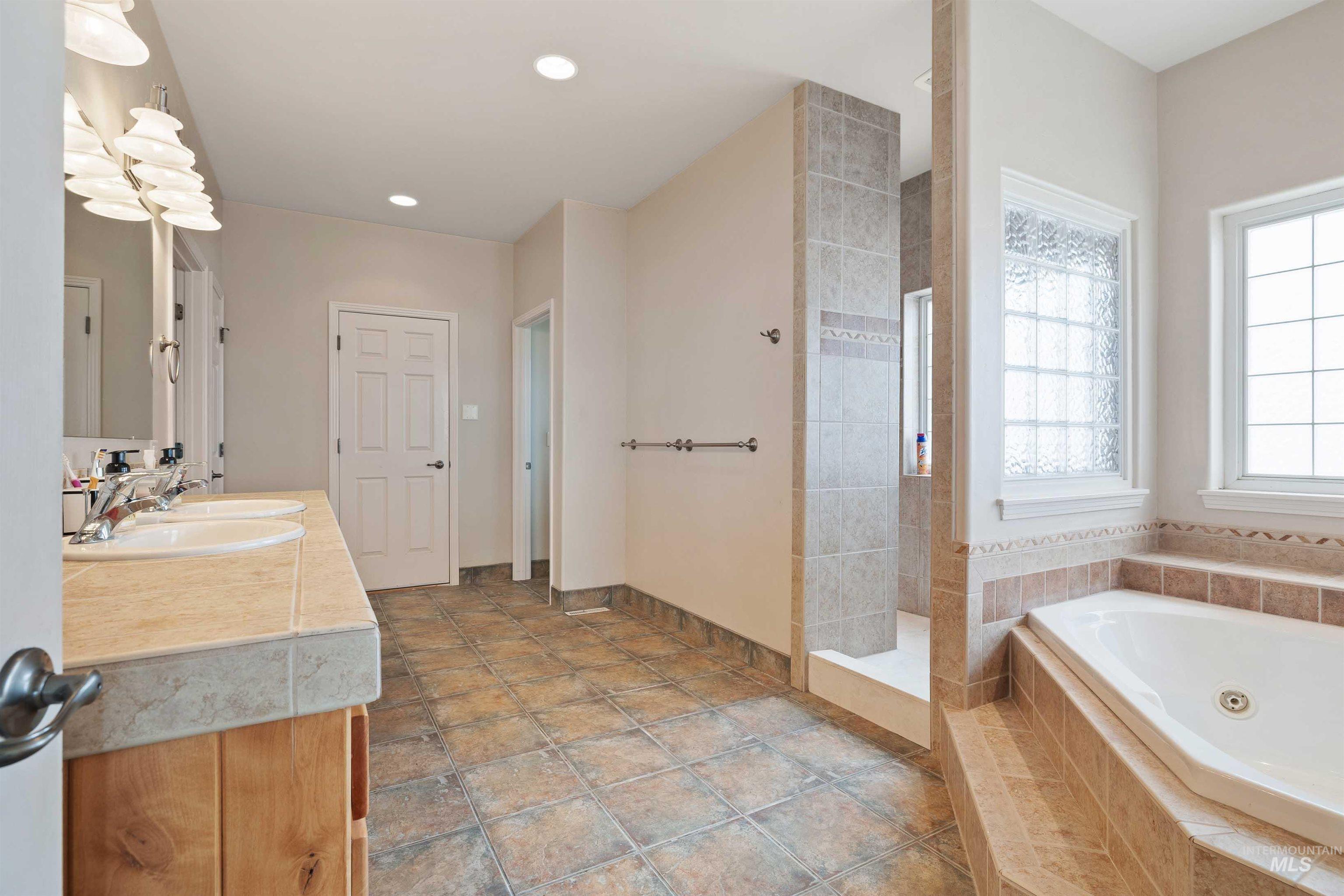 302 S 700 E, Jerome, Idaho 83338, 6 Bedrooms, 3 Bathrooms, Residential For Sale, Price $700,000,MLS 98975160