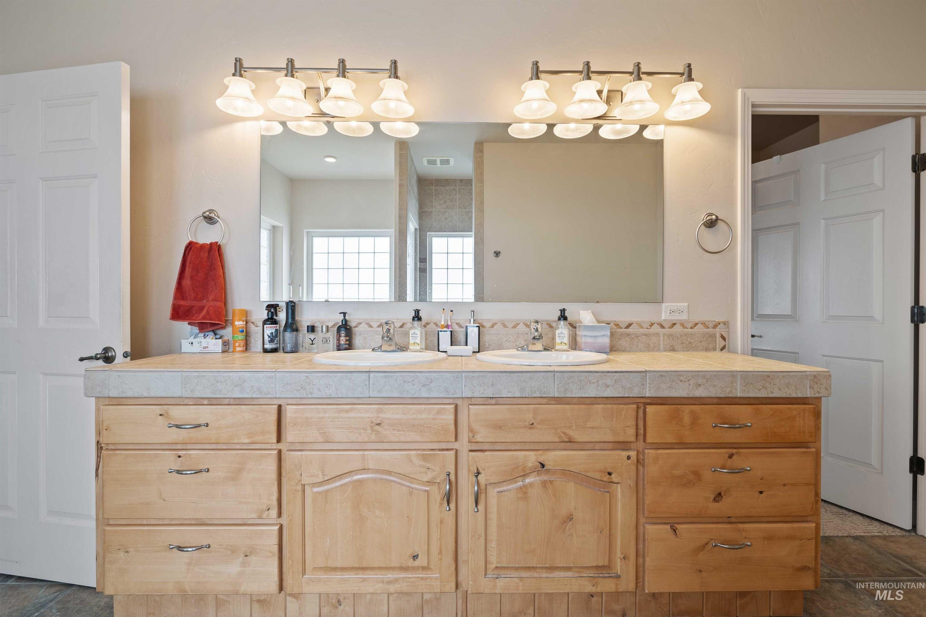 302 S 700 E, Jerome, Idaho 83338, 6 Bedrooms, 3 Bathrooms, Residential For Sale, Price $700,000,MLS 98975160