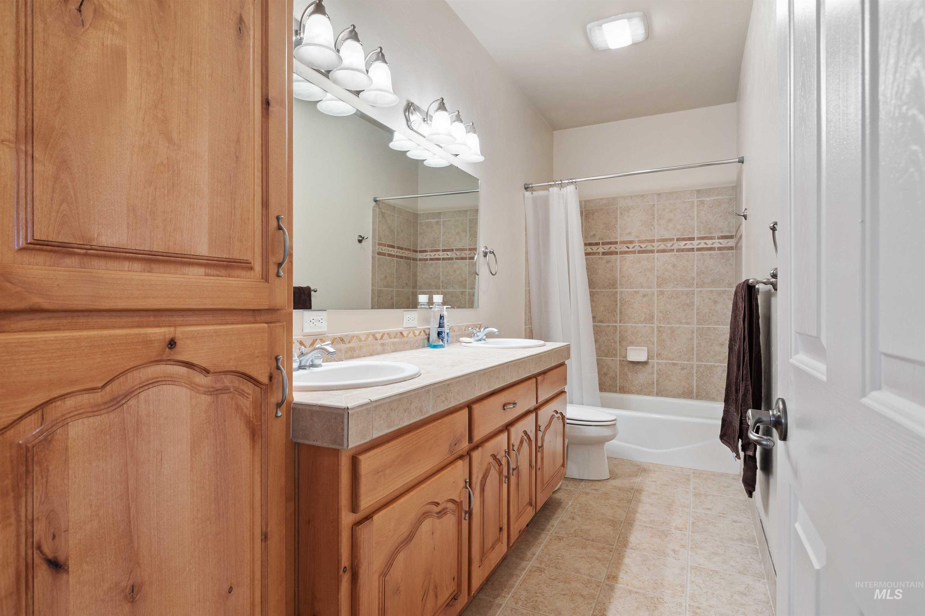 302 S 700 E, Jerome, Idaho 83338, 6 Bedrooms, 3 Bathrooms, Residential For Sale, Price $700,000,MLS 98975160