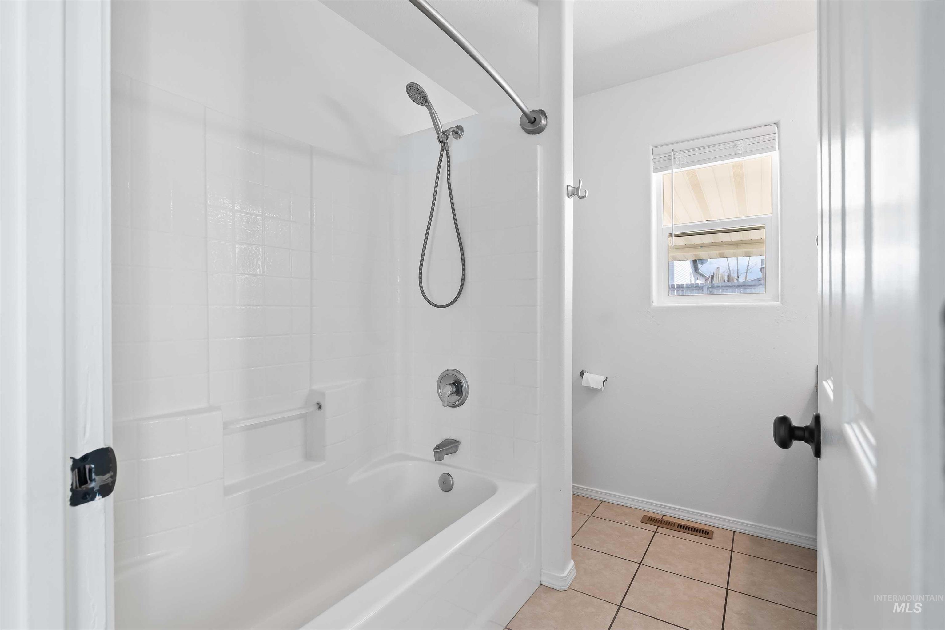 548 Clover Avenue, Twin Falls, Idaho 83301, 3 Bedrooms, 2 Bathrooms, Residential For Sale, Price $324,850,MLS 98975161