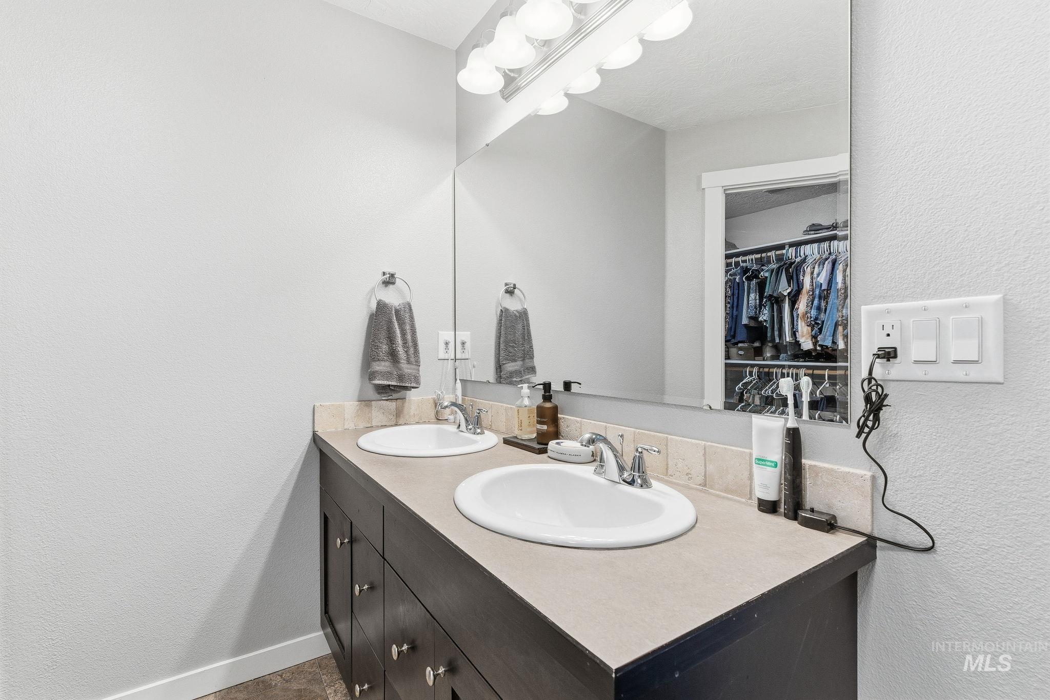 19097 Emily Ave., Caldwell, Idaho 83605, 5 Bedrooms, 2.5 Bathrooms, Residential For Sale, Price $470,000,MLS 98975162