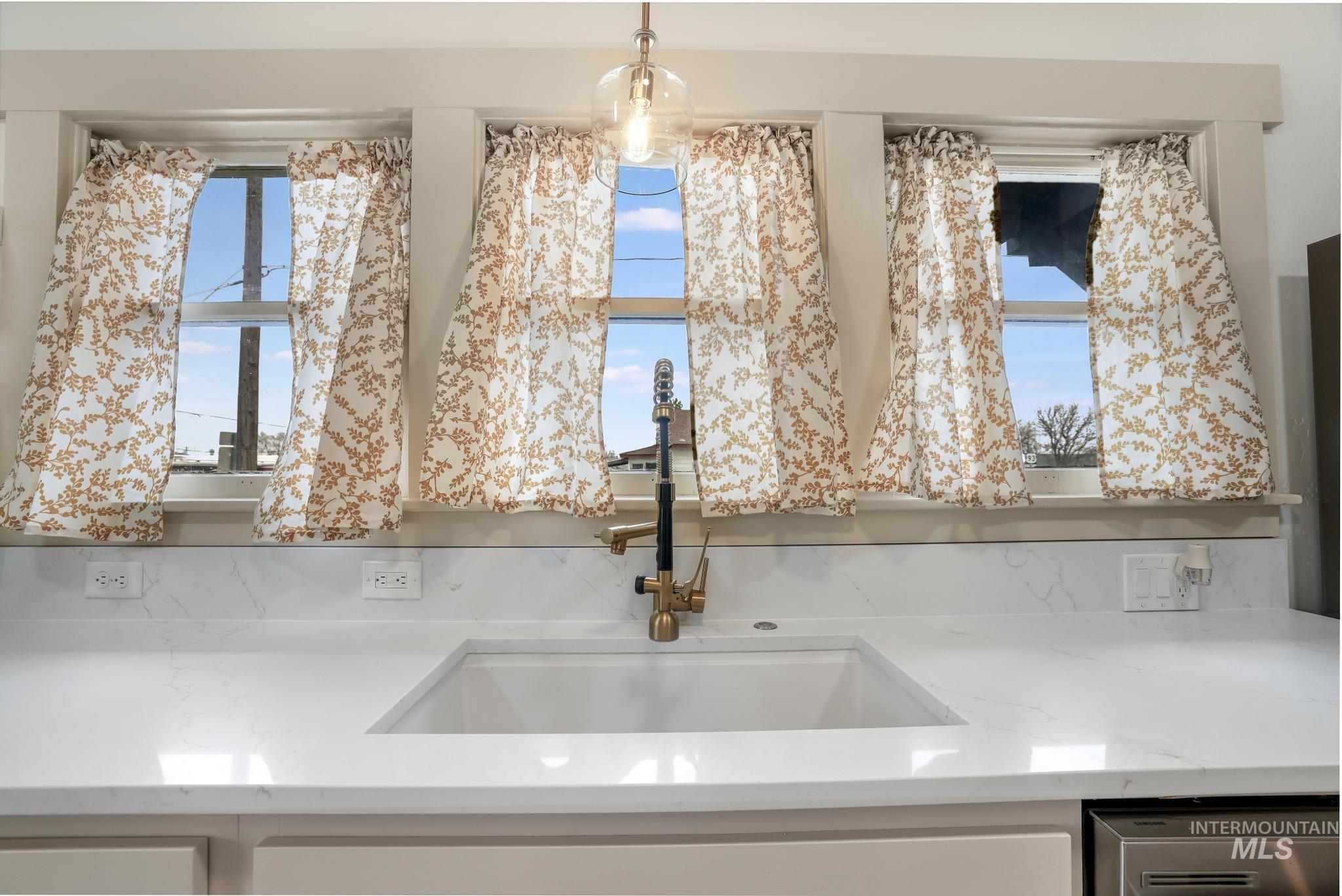 661 2nd Ave N, Twin Falls, Idaho 83301-5745, 3 Bedrooms, 2 Bathrooms, Residential Income For Sale, Price $538,000,MLS 98975164