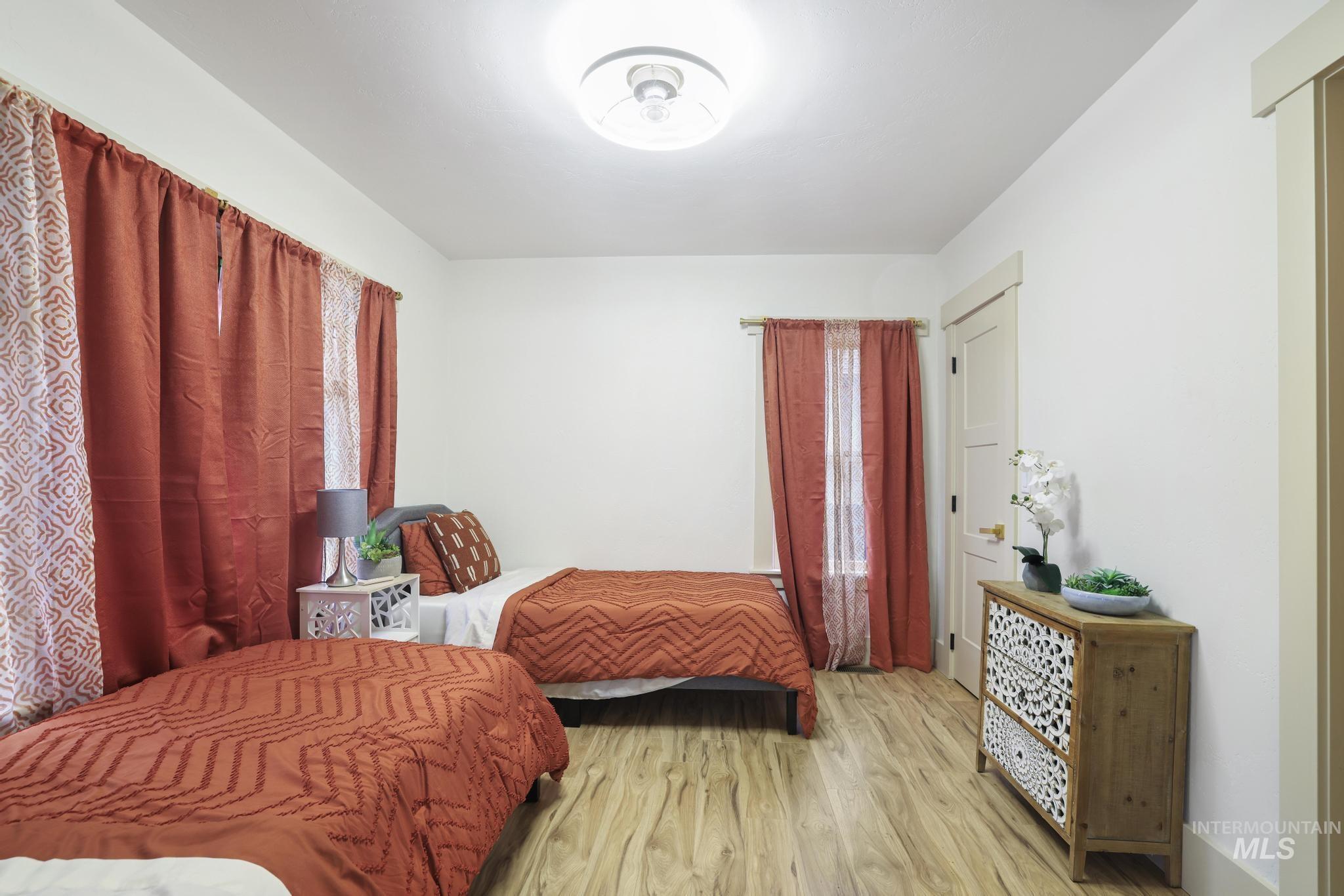 661 2nd Ave N, Twin Falls, Idaho 83301-5745, 3 Bedrooms, 2 Bathrooms, Residential Income For Sale, Price $538,000,MLS 98975164