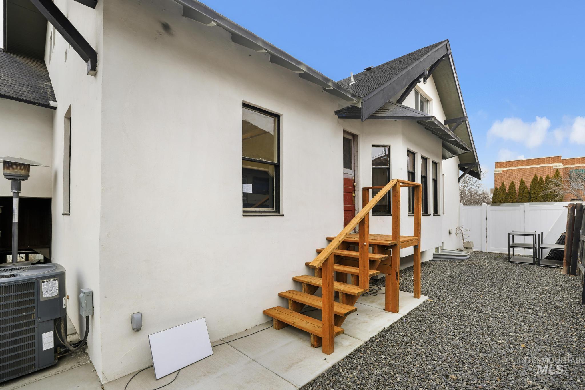 661 2nd Ave N, Twin Falls, Idaho 83301-5745, 3 Bedrooms, 2 Bathrooms, Residential Income For Sale, Price $538,000,MLS 98975164