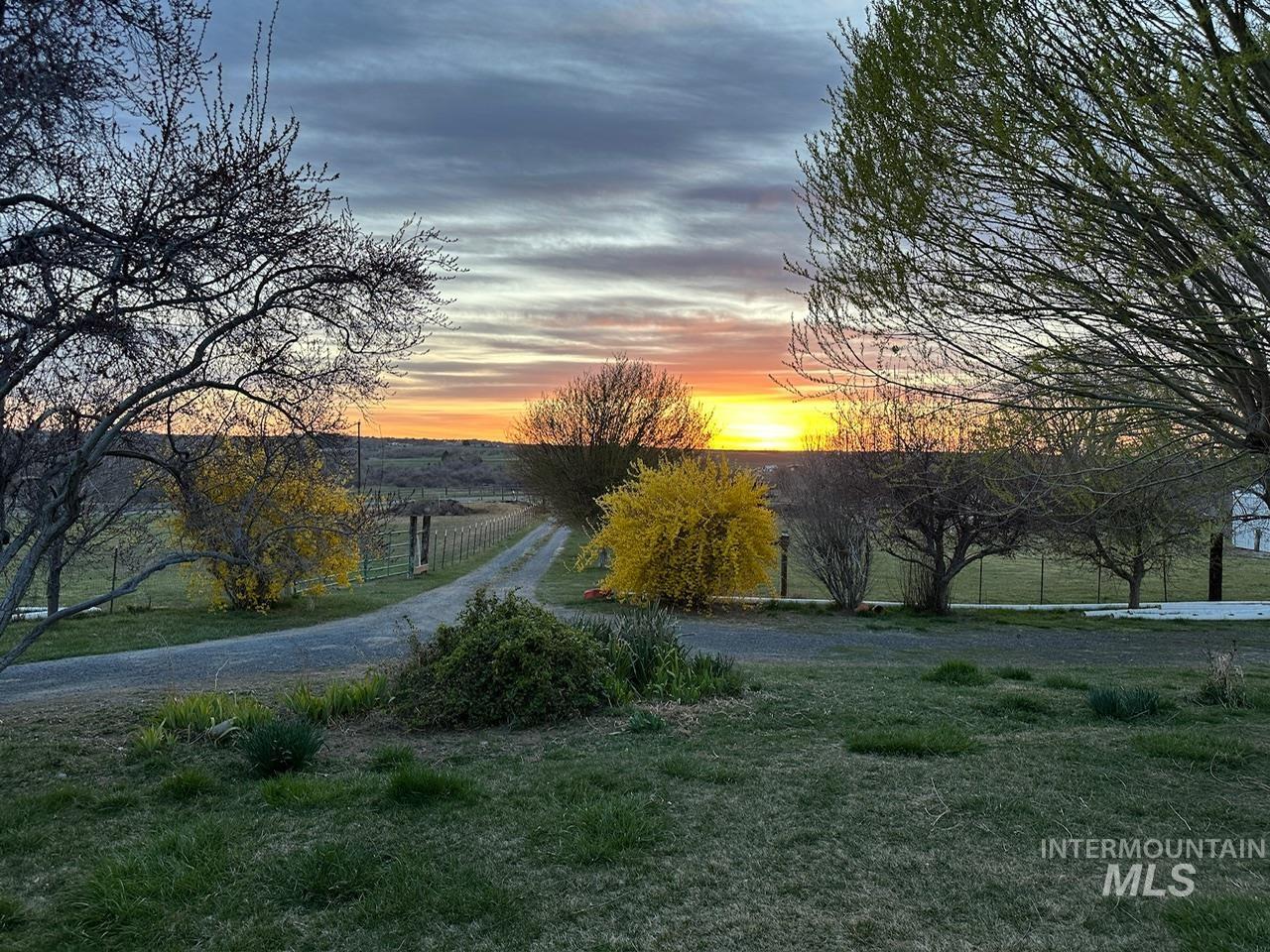 4424 N 1325 E, Buhl, Idaho 83316, 3 Bedrooms, 2 Bathrooms, Residential For Sale, Price $460,000, 98975187