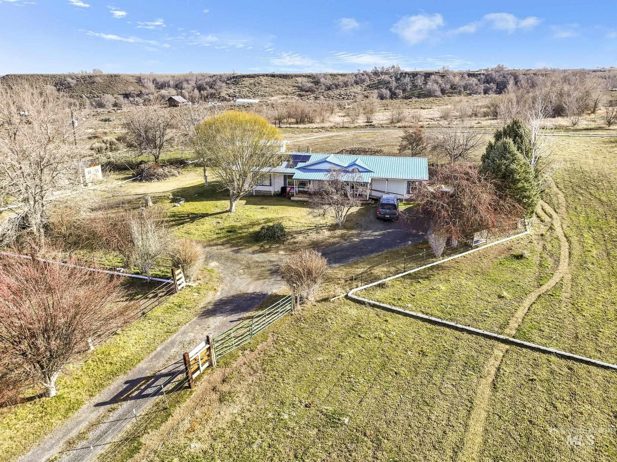 4424 N 1325 E, Buhl, Idaho 83316, 3 Bedrooms, 2 Bathrooms, Residential For Sale, Price $460,000, 98975187