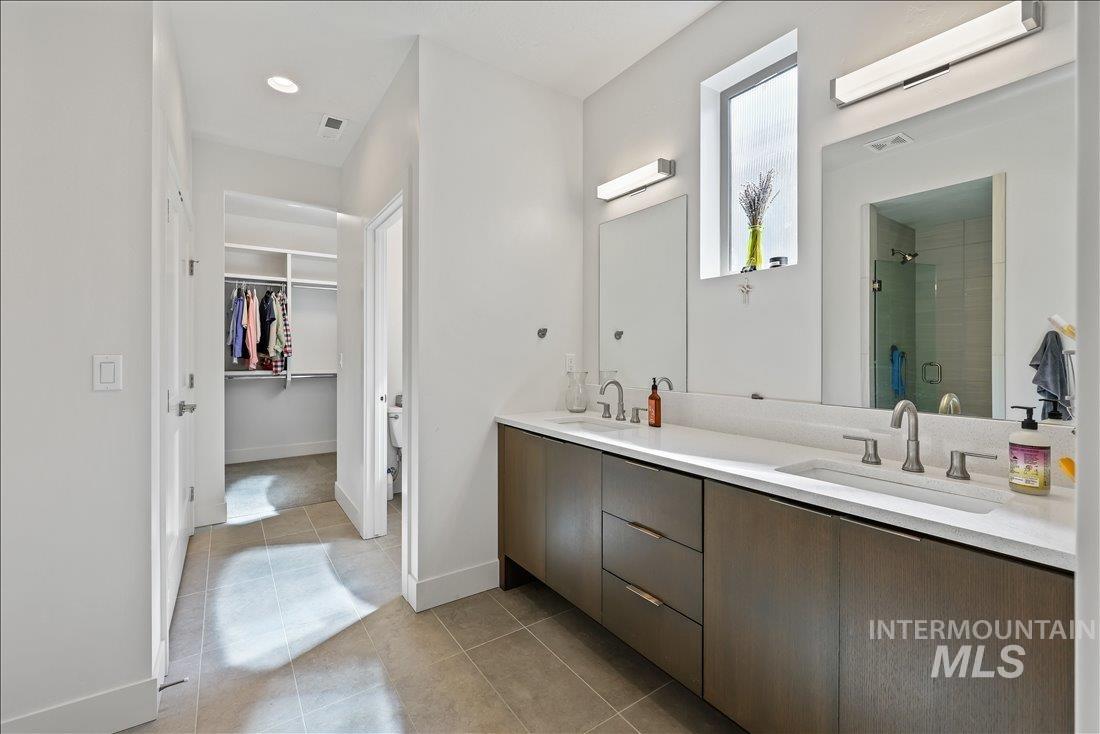 2576 E Warm Springs Ave, Boise, Idaho 83712, 3 Bedrooms, 2.5 Bathrooms, Residential For Sale, Price $795,000,MLS 98975222