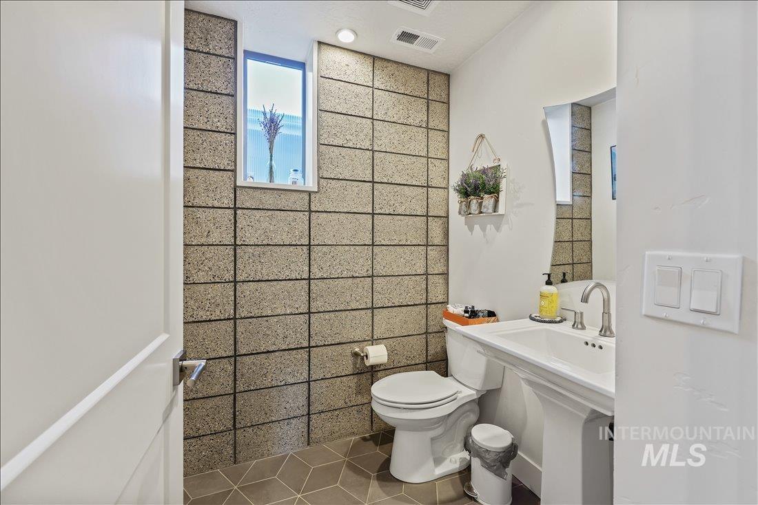 2576 E Warm Springs Ave, Boise, Idaho 83712, 3 Bedrooms, 2.5 Bathrooms, Residential For Sale, Price $795,000,MLS 98975222