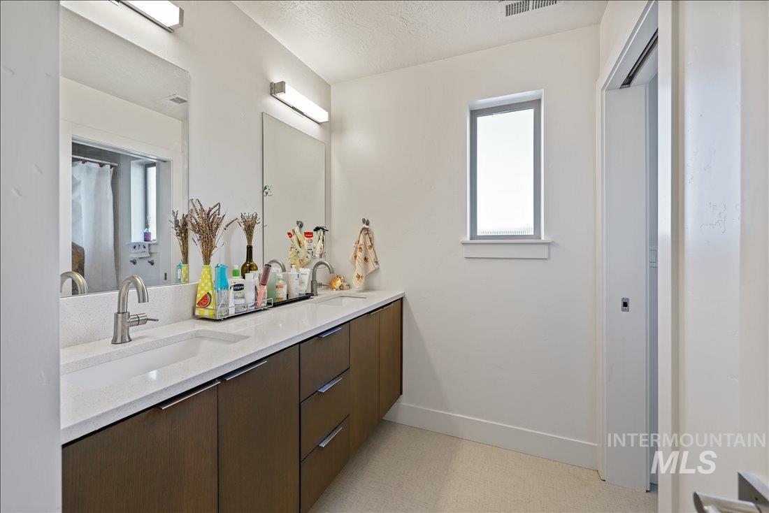 2576 E Warm Springs Ave, Boise, Idaho 83712, 3 Bedrooms, 2.5 Bathrooms, Residential For Sale, Price $795,000,MLS 98975222