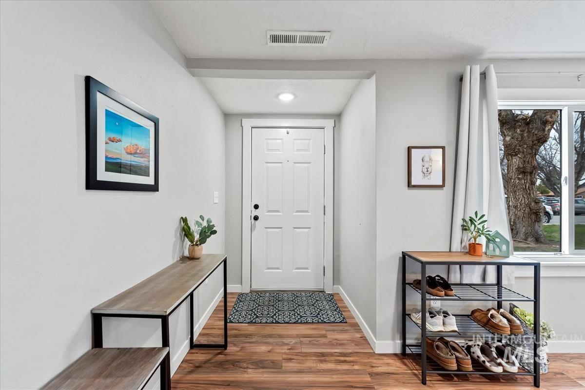 810 N 3Rd E, Mountain Home, Idaho 83647-2128, 3 Bedrooms, 1.5 Bathrooms, Residential For Sale, Price $289,900,MLS 98975242