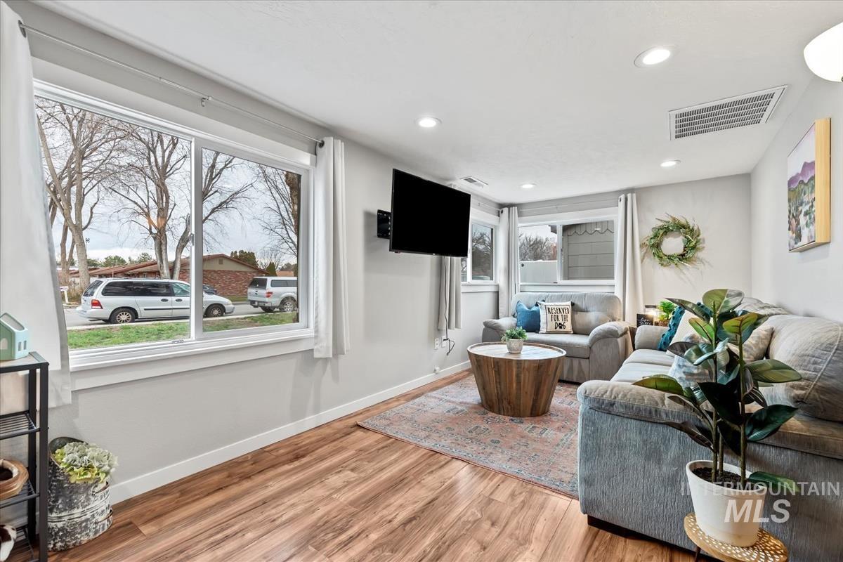 810 N 3Rd E, Mountain Home, Idaho 83647-2128, 3 Bedrooms, 1.5 Bathrooms, Residential For Sale, Price $289,900,MLS 98975242