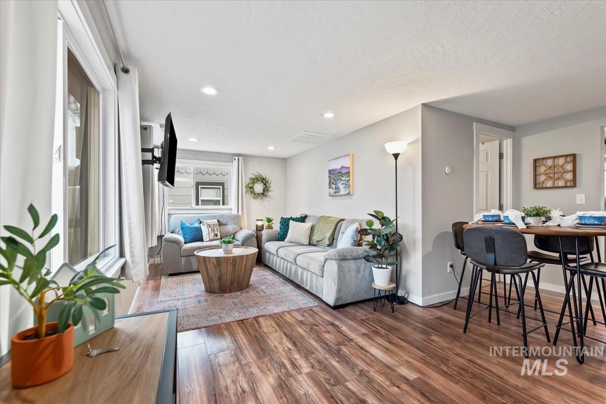 810 N 3Rd E, Mountain Home, Idaho 83647-2128, 3 Bedrooms, 1.5 Bathrooms, Residential For Sale, Price $289,900,MLS 98975242