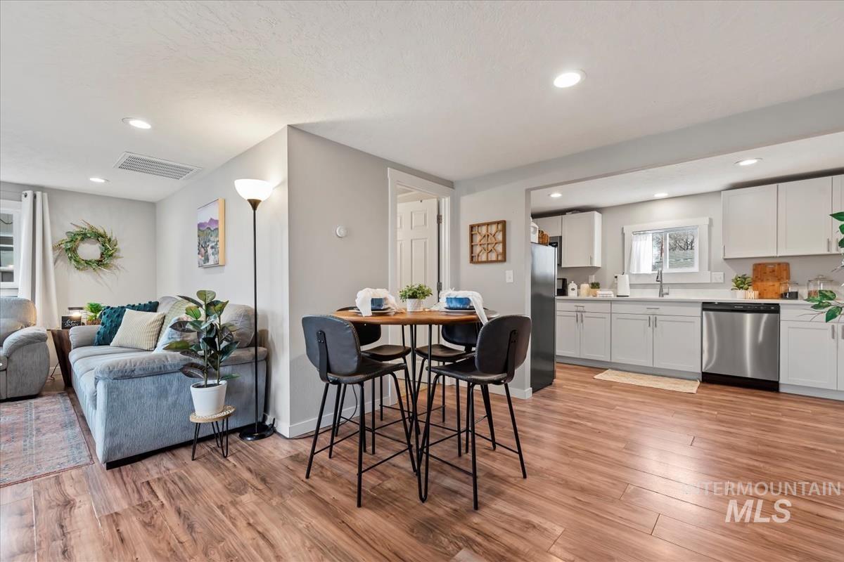 810 N 3Rd E, Mountain Home, Idaho 83647-2128, 3 Bedrooms, 1.5 Bathrooms, Residential For Sale, Price $289,900,MLS 98975242