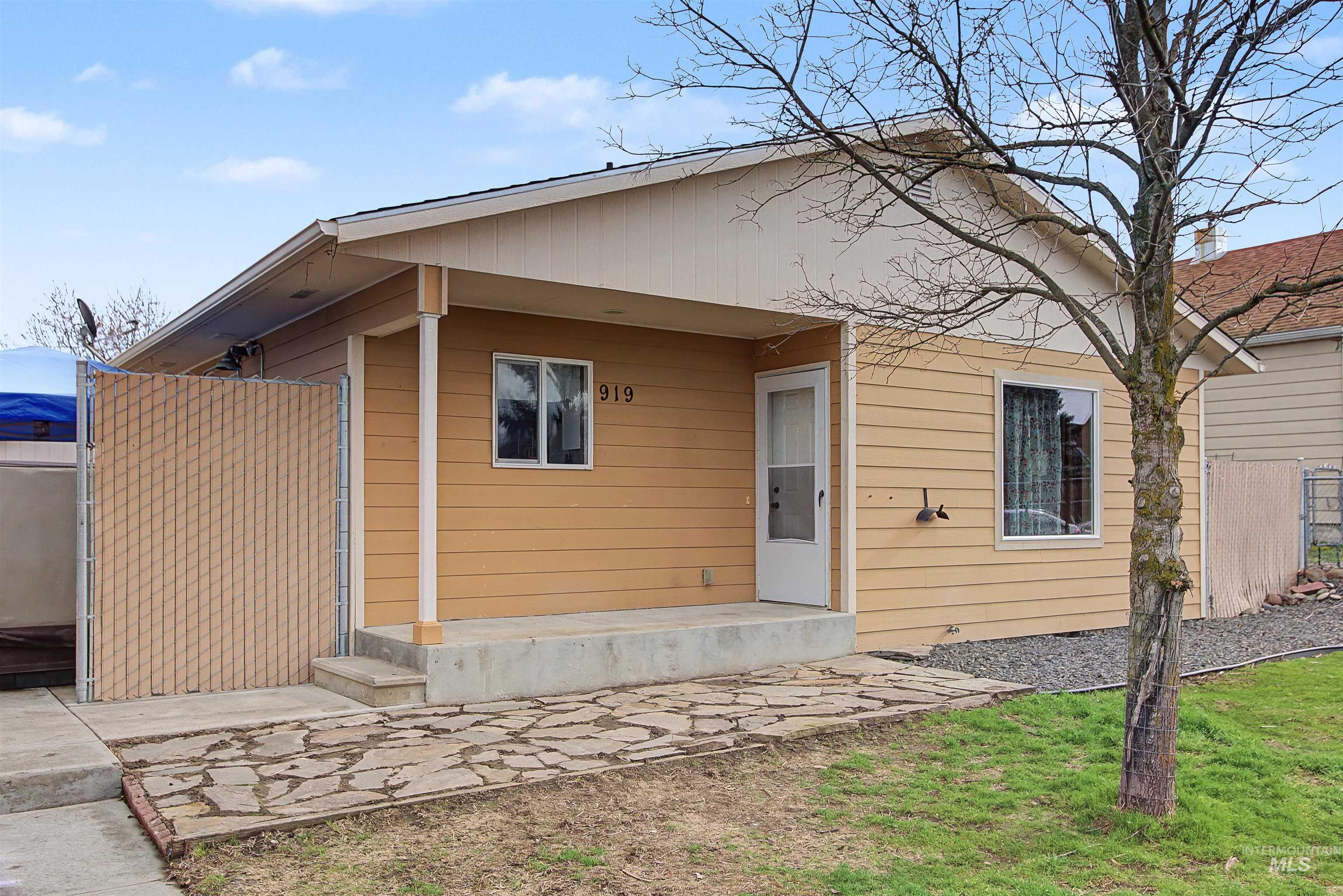 919 9th Street, Clarkston, Washington 99403, 3 Bedrooms, 2 Bathrooms, Residential For Sale, Price $368,000,MLS 98975256