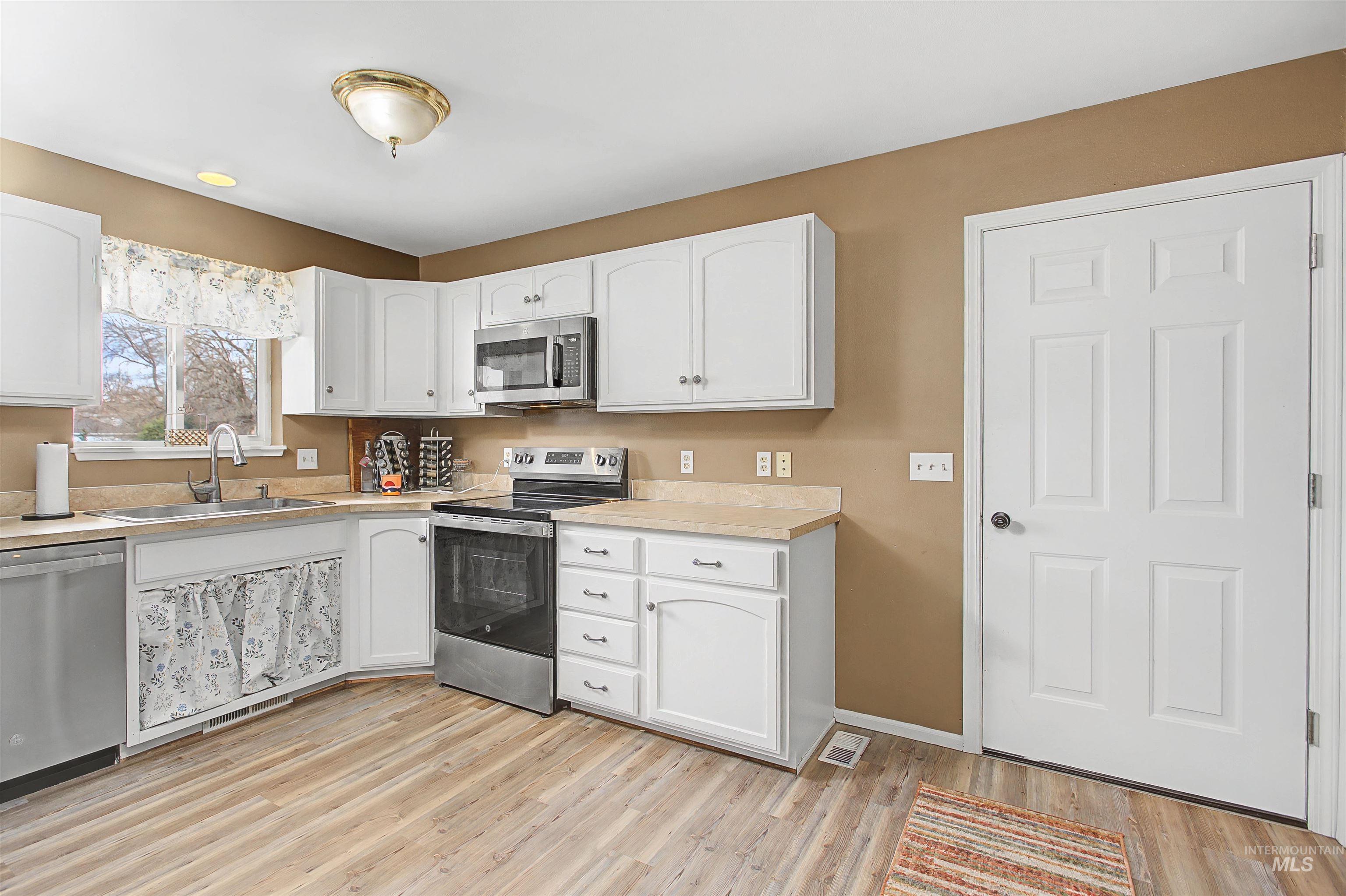 919 9th Street, Clarkston, Washington 99403, 3 Bedrooms, 2 Bathrooms, Residential For Sale, Price $368,000,MLS 98975256