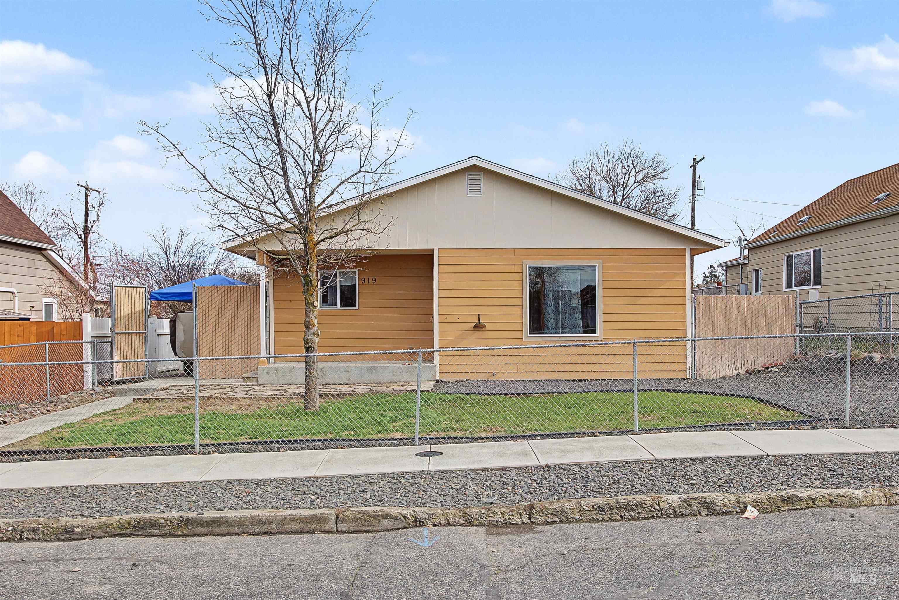 919 9th Street, Clarkston, Washington 99403, 3 Bedrooms, 2 Bathrooms, Residential For Sale, Price $368,000,MLS 98975256