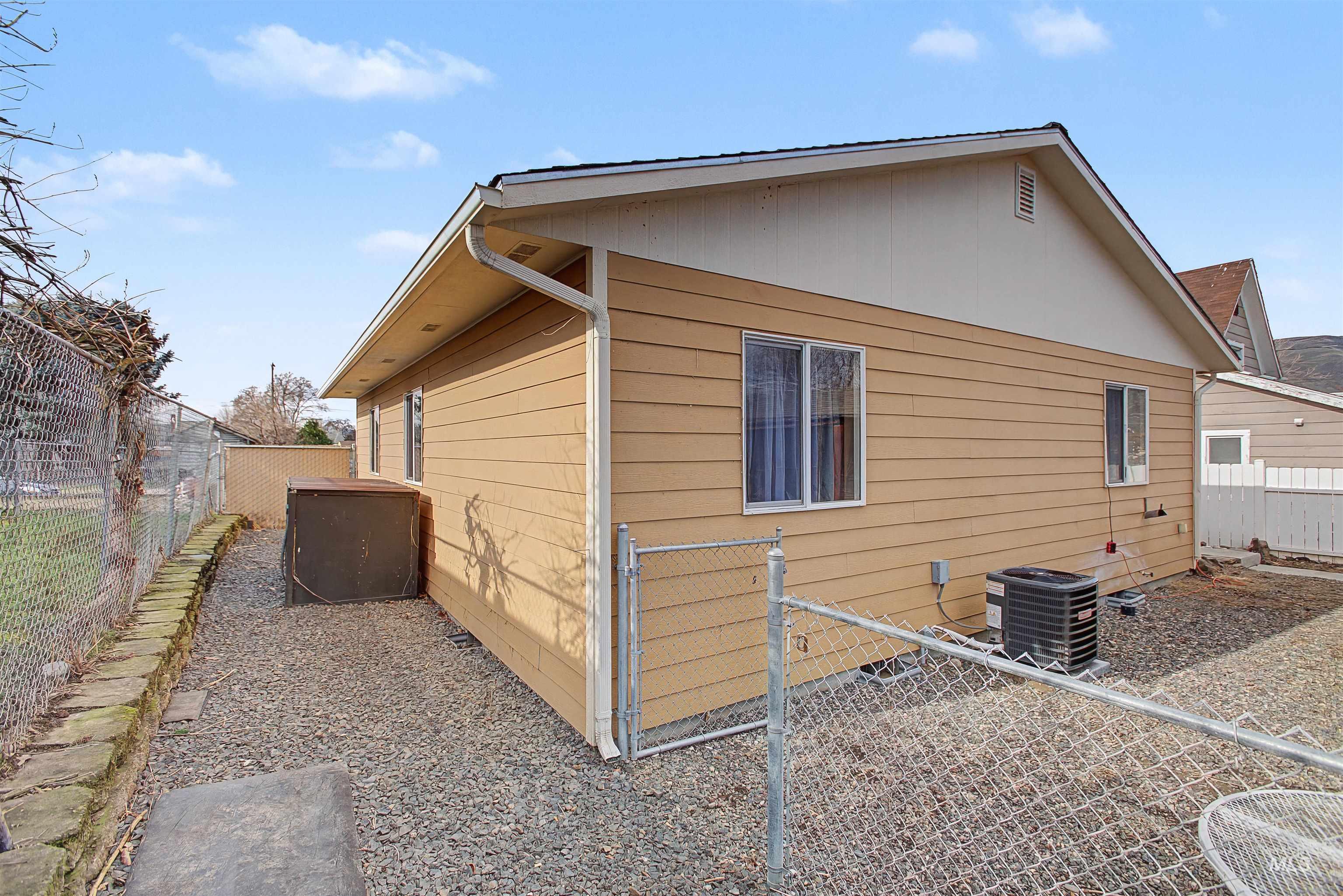 919 9th Street, Clarkston, Washington 99403, 3 Bedrooms, 2 Bathrooms, Residential For Sale, Price $368,000,MLS 98975256