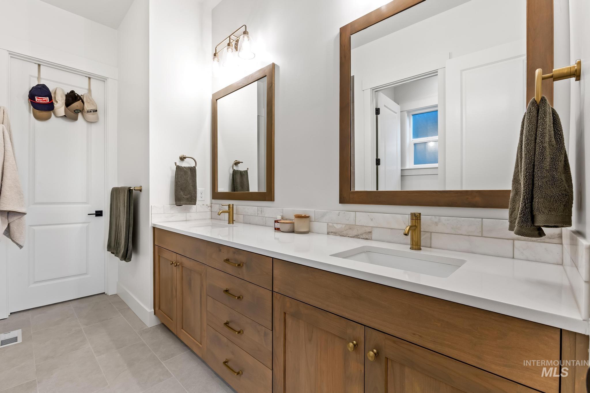 6419 W Piaffe St, Eagle, Idaho 83616, 3 Bedrooms, 2 Bathrooms, Residential For Sale, Price $785,000,MLS 98975280