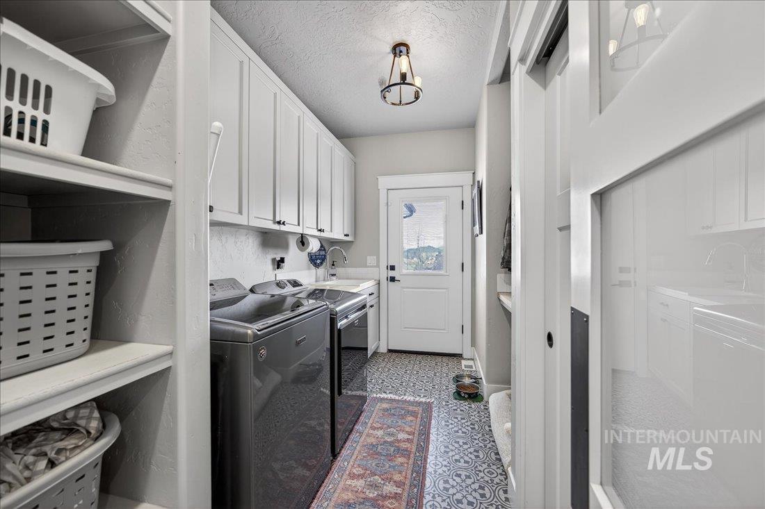 15111 Pinehurst Way, Caldwell, Idaho 83607, 5 Bedrooms, 2.5 Bathrooms, Residential For Sale, Price $1,099,000,MLS 98975283