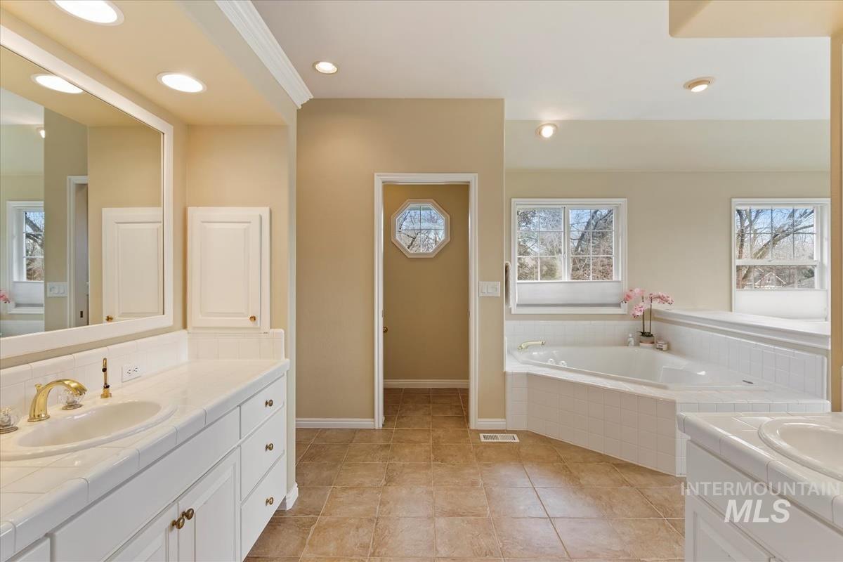 395 E Woodlander Ct, Eagle, Idaho 83616, 4 Bedrooms, 3 Bathrooms, Residential For Sale, Price $825,000,MLS 98975290