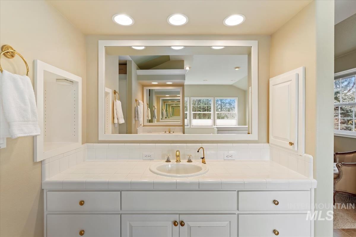 395 E Woodlander Ct, Eagle, Idaho 83616, 4 Bedrooms, 3 Bathrooms, Residential For Sale, Price $825,000,MLS 98975290