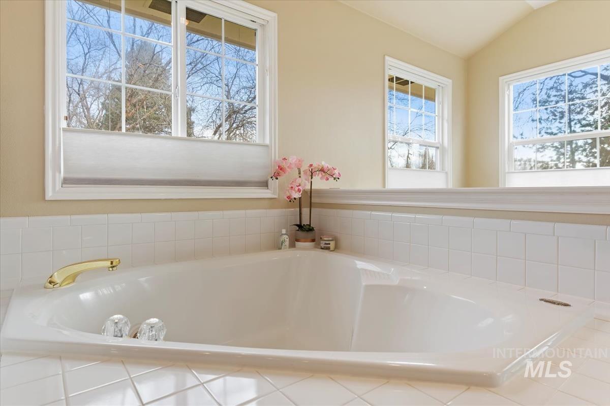 395 E Woodlander Ct, Eagle, Idaho 83616, 4 Bedrooms, 3 Bathrooms, Residential For Sale, Price $825,000,MLS 98975290