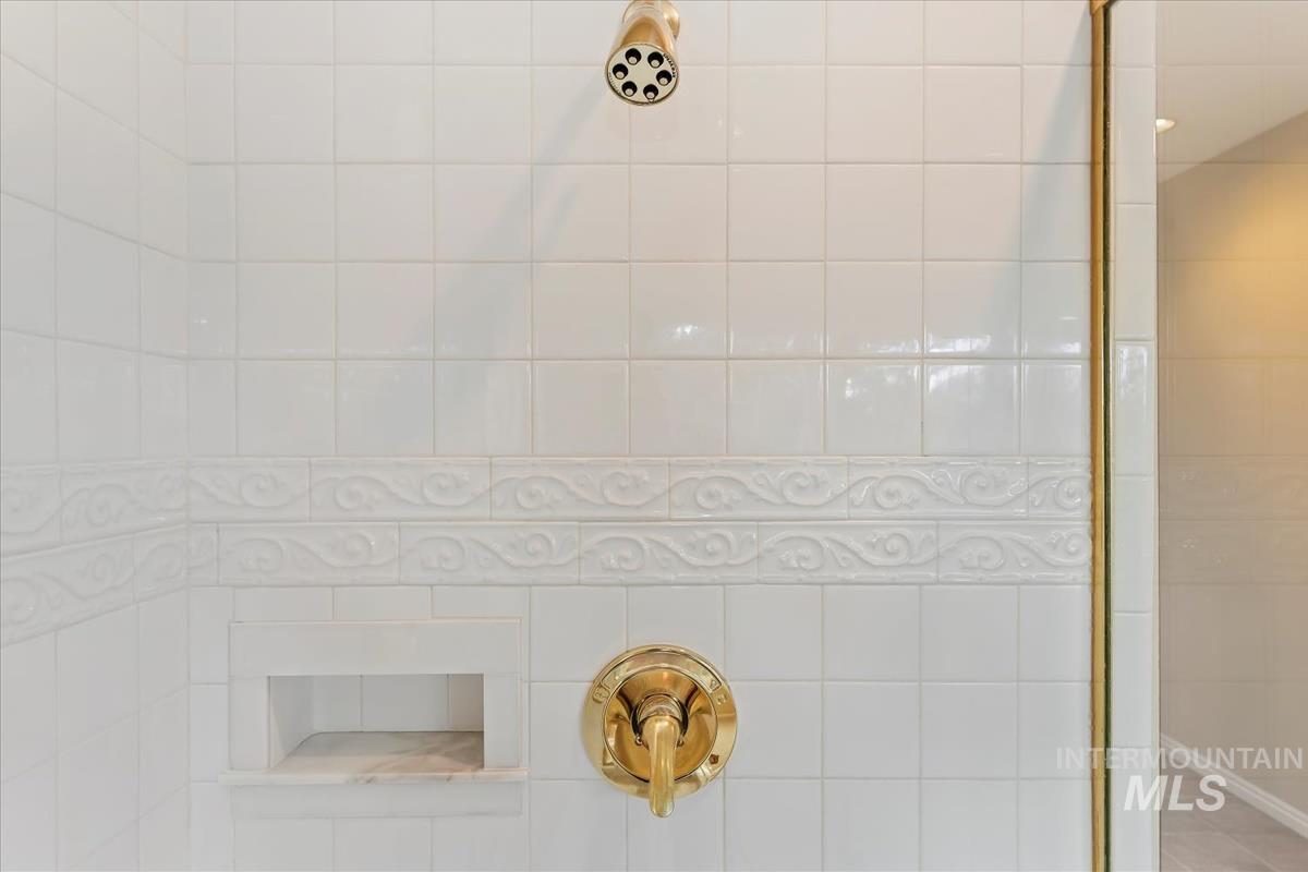 395 E Woodlander Ct, Eagle, Idaho 83616, 4 Bedrooms, 3 Bathrooms, Residential For Sale, Price $825,000,MLS 98975290