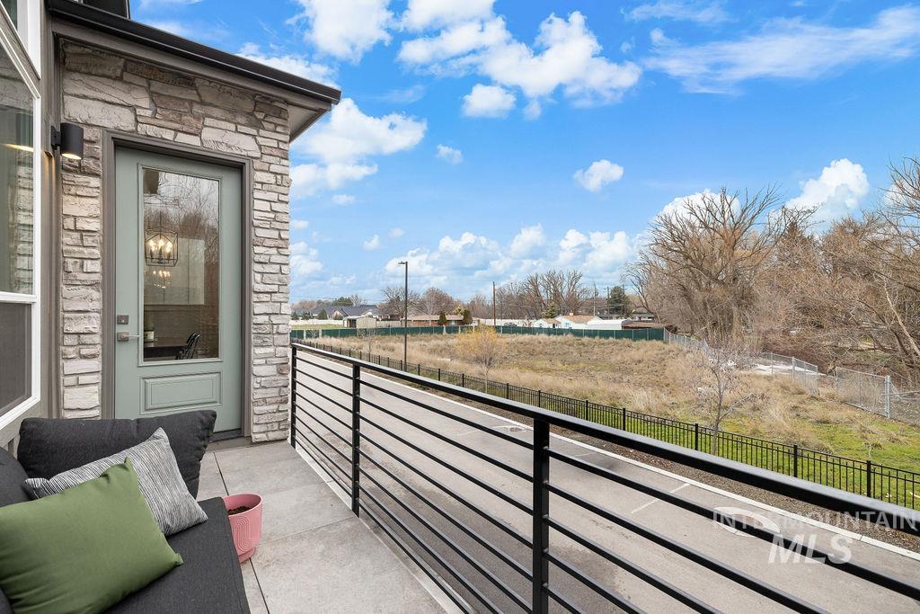 6323 W Bluebird Lane, Boise, Idaho 83714, 3 Bedrooms, 3 Bathrooms, Residential For Sale, Price $687,000,MLS 98975294